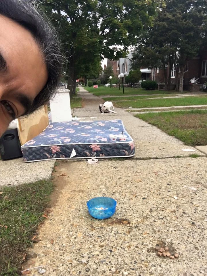 Anh Oliver và chú chó Boo gần tấm nệm. 