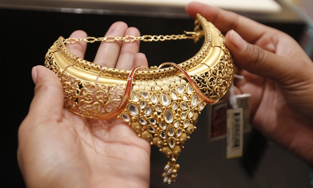 Phụ nữ Ấn Độ thường có truyền thống đi mua nữ trang trước lễ hội ánh sáng Diwali. 