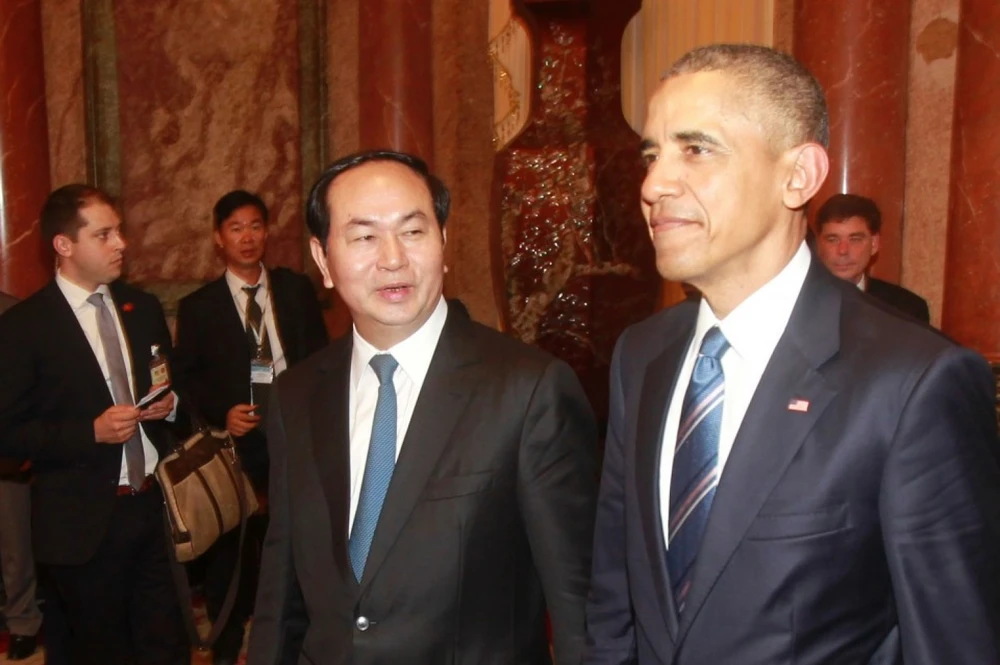 Tổng thống Barack Obama (phải) gặp Chủ tịch Trần Đại Quang trong chuyến thăm Việt Nam ngày 23-5.