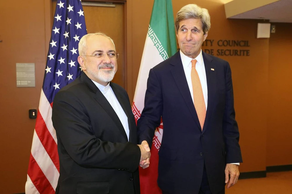 Thỏa thuận hạt nhân giúp mở đường cải thiện quan hệ Mỹ-Iran. Ngoại trưởng Iran Mohammad Javad Zarif (trái) gặp Ngoại trưởng Mỹ Joh Kerry tại LHQ ngày 19-4. 
