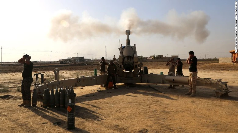 Quân Iraq bắn pháo về mục tiêu Iraq ở Mosul ngày 1-11. 
