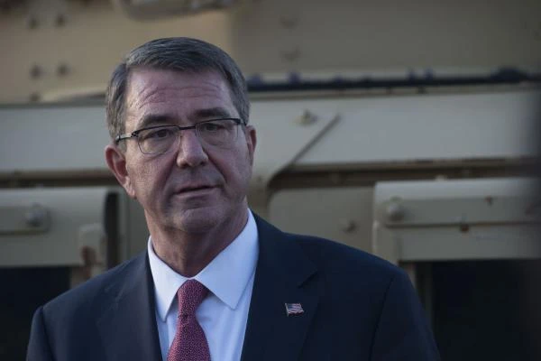 Bộ trưởng Quốc phòng Mỹ Ash Carter tại sân bay Baghdad trong chuyến thăm Iraq hồi tháng 4. 