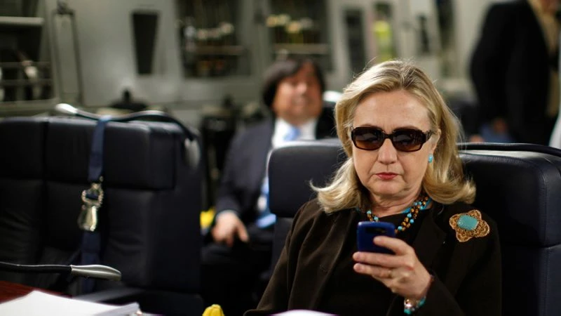 FBI đang điều tra lại bê bối email của bà Clinton. 