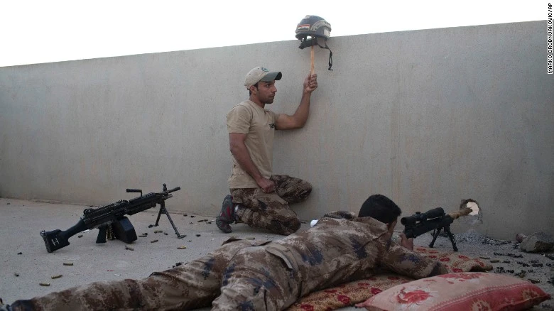 Một lính đặc nhiệm Iraq dùng mũ bảo hiểm thu hút chú ý để lính bắn tỉa triệt hạ IS tại làng Gogjali phía đông Mosul ngày 3-11. 