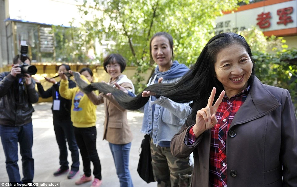 Bà Ni Linmei rất hiếm khi xõa tóc vì vướng víu. 