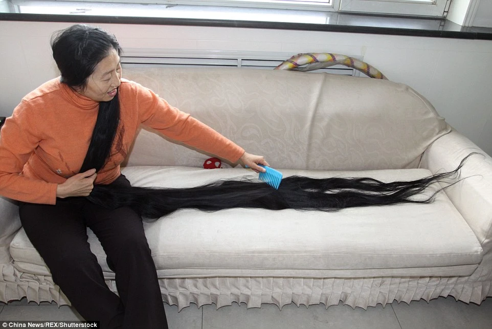 Mỗi lần gội đầu của bà Ni Linmei mất 2 tiếng đồng hồ.