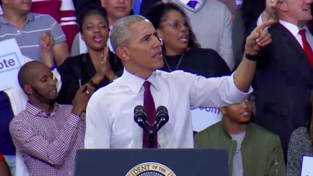 Tổng thống Obama bảo vệ người ủng hộ Trump trong khi vận động tranh cử cho bà Clinton tại bang North Carolina ngày 4-11. 