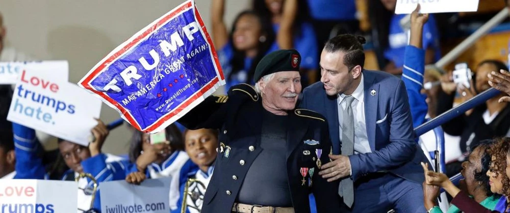 Người đàn ông ủng hộ Trump được đưa ra khỏi khu vực. 