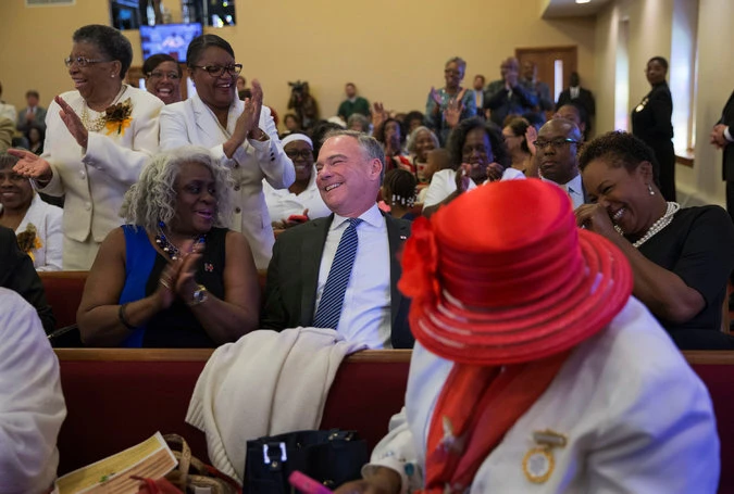 Nghị sĩ Tim Kaine, ứng viên phó tổng thống Dân chủ dự lễ nhà thờ tại TP Milwaukee (bang Wisconsin) ngày 6-11.