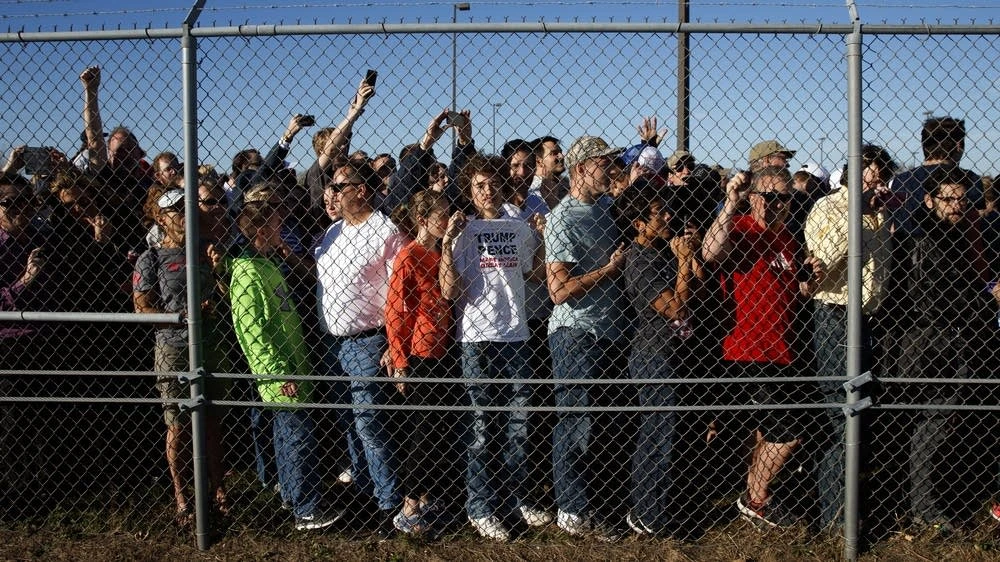Đám đông không có vé đứng ngoài hàng rào an ninh xem Trump vận động lần cuối cùng ở Minnesota ngày 6-11. 