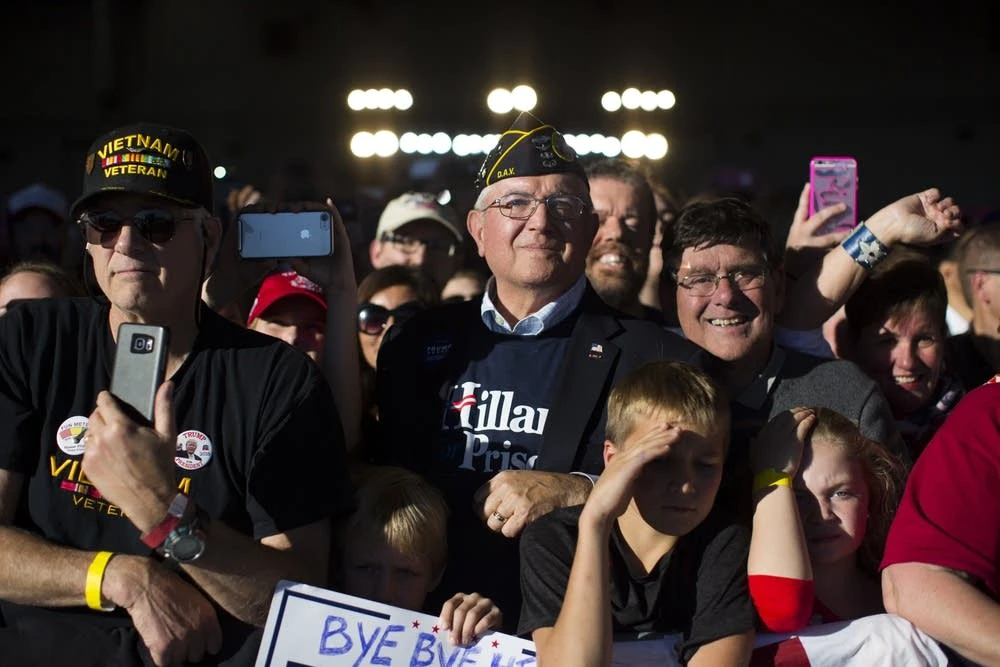 Người ủng hộ ông Trump theo dõi máy bay chở Trump hạ cánh xuống sân bay St.Paul để vận động ngày 6-11. 