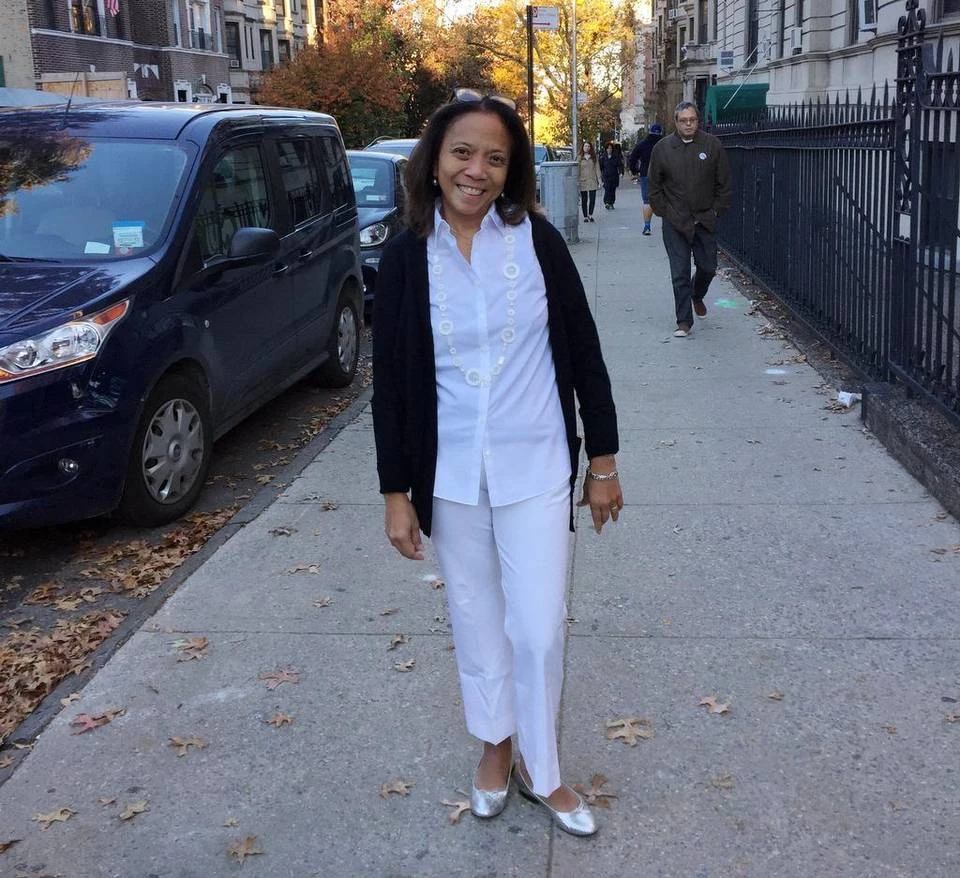 Phụ nữ Mỹ mặc vest Clinton đi bầu ảnh 2 Một phụ nữ mặc vest Clinton đi bỏ phiếu bầu tổng thống.