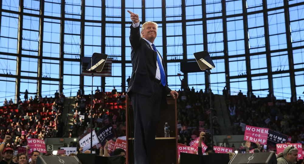 Ông Trump trong ngày vận động cuối 7-11.