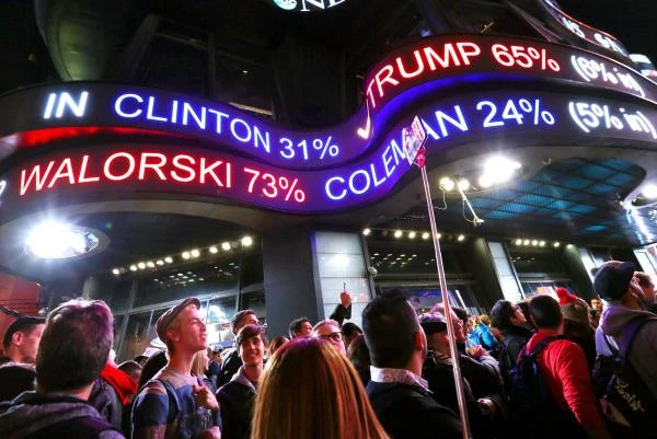 Người dân New York chờ đón kết quả bầu cử. New York là bang Dân chủ.