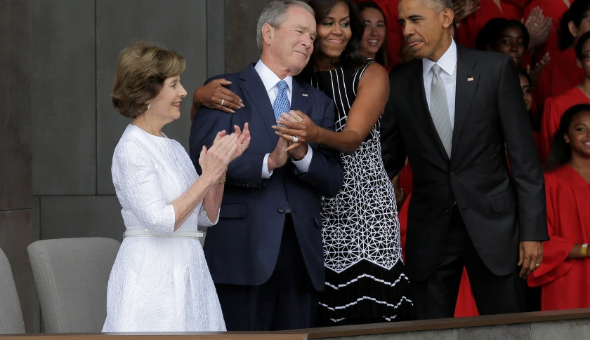 Vợ chồng cựu Tổng thống Bush và vợ chồng đương kim Tổng thống Obama trong một lần hội ngộ tại Washington tháng 9-2016. 