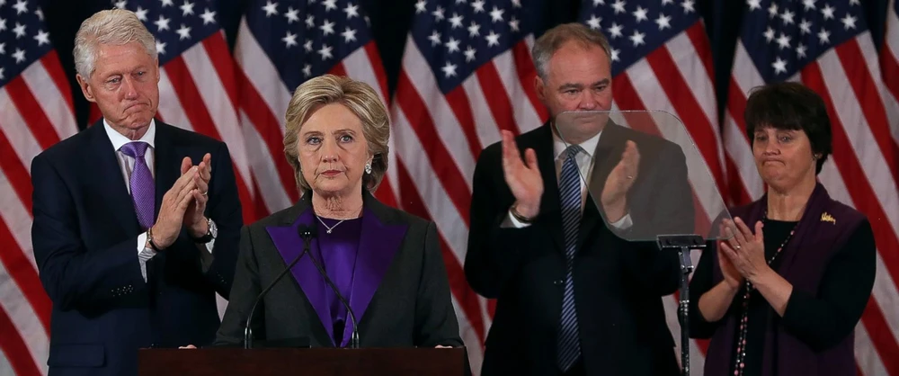 Bà Clinton (thứ hai từ trái qua) phát biểu sau thất bại tại New York ngày 9-11. Tháp tùng bà là cựu Tổng thống Bill Clinton (trái) và vợ chồng ứng viên phó tổng thống Dân chủ Tim Kaine. 