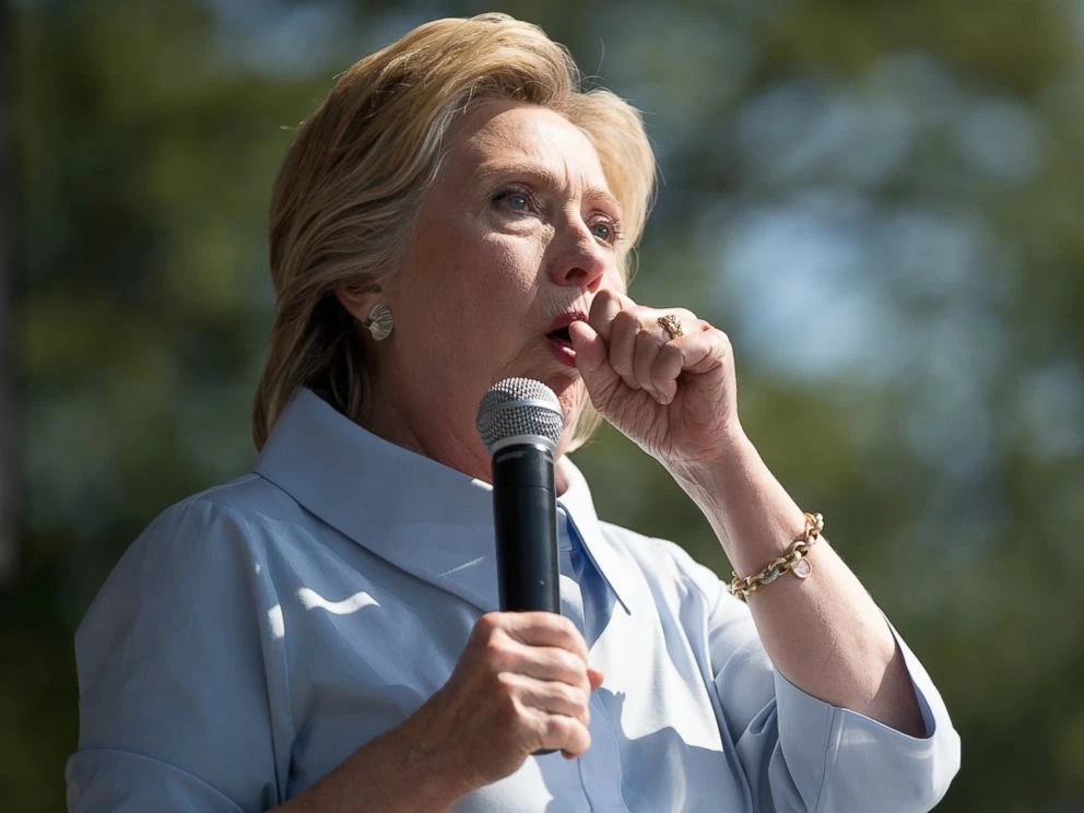 Bà Clinton dừng lại để ho tại một buổi phát biểu ngày 5-9. 
