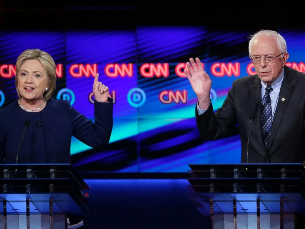 Bà Clinton và ông Sanders tranh luận trong giai đoạn bầu cử sơ bộ. 