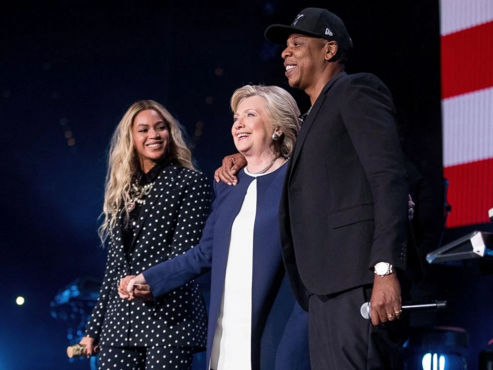 Vợ chồng ca cĩ Beyonce và Jay-Z vận động cùng bà Clinton ngày 4-11. 