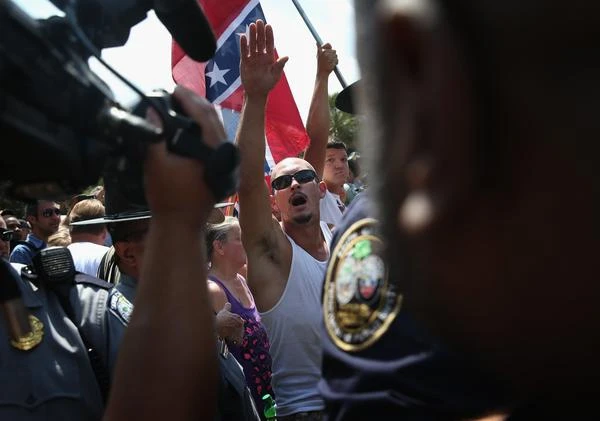 Các thành viên Ku Klux Klan biểu tình trước nghị viện bang South Carolina ngày 18-7-2015. 