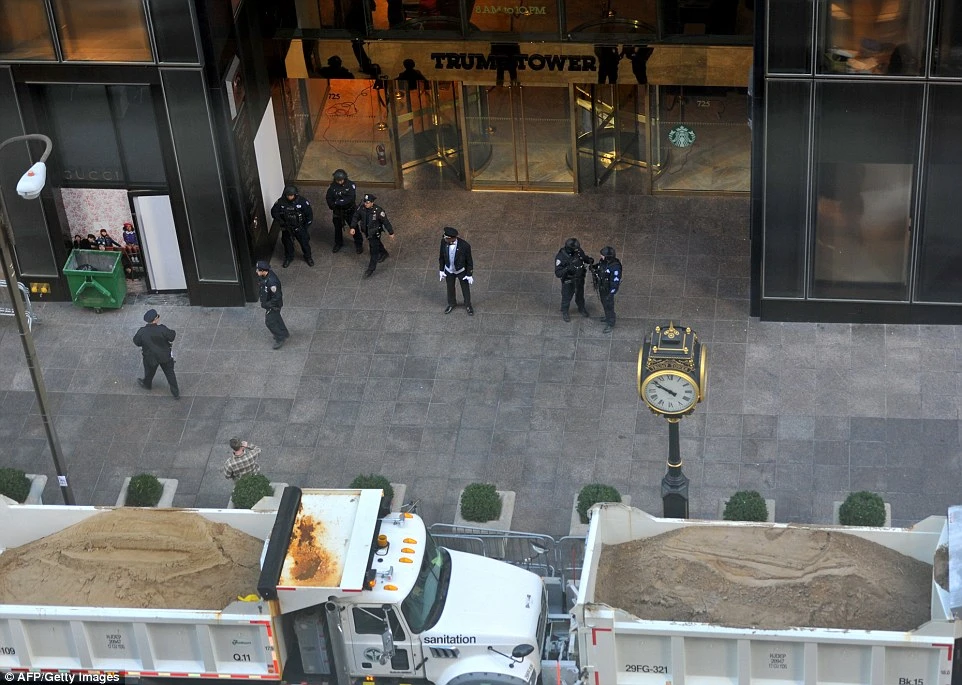 Hàng rào xe tải chứa cát trước cao ốc Trump Tower. 