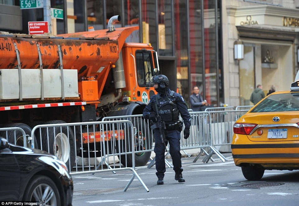 Cảnh sát chống khủng bố New York tuần tra bên ngoài cao ốc Trump Tower.