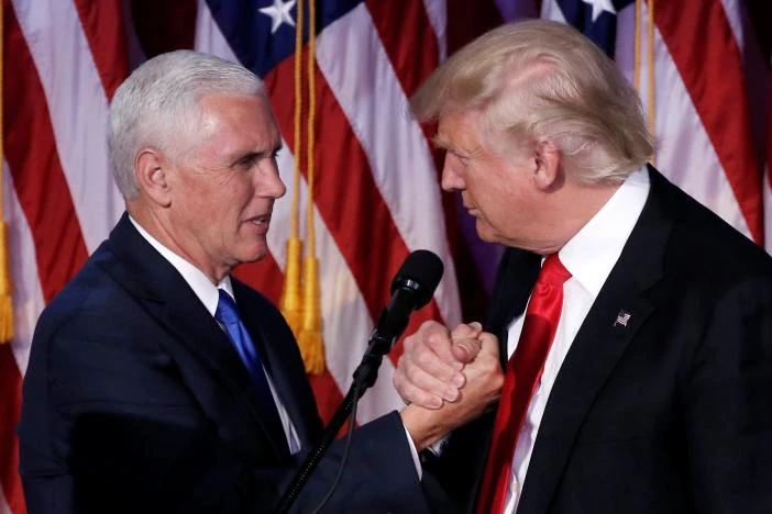 Phó tướng Pence (trái) dẫn đầu đội chuyển tiếp quyền lực của ông Trump. 