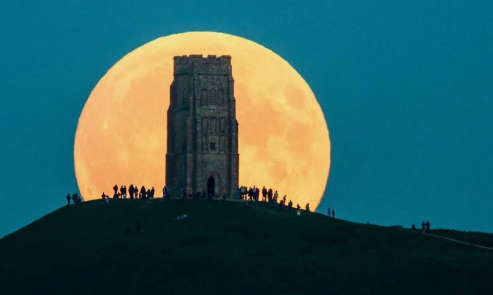 Ngắm siêu trăng ở Glastonbury Tor, hạt Somerset (Anh) năm 2015.