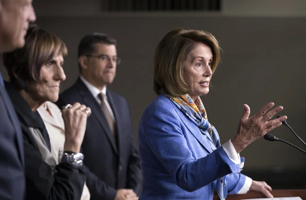 Bà Nancy Pelosi (phát biểu) đang gặp thách thức trong việc giữ vị trí lãnh đạo phe Dân chủ tại Hạ viện.