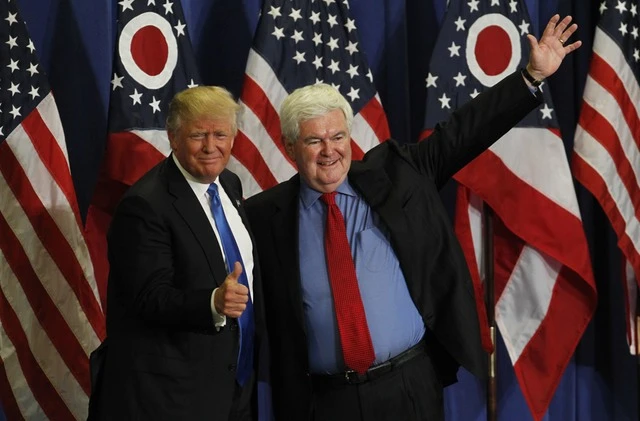 Ông Newt Gingrich (phải) và ông Trump trong một cuộc vận động tranh cử tháng 7 ở Ohio.