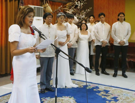 Bà Imee Marcos, con gái ông Marcos thay măt gia đình ra tuyên bố sau lễ mai táng cha mình. 
