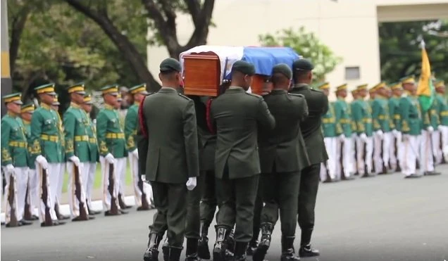 Di hài ông Marcos được đưa đi mai táng ở nghĩa trang anh hùng dân tộc ngày 18-11. 