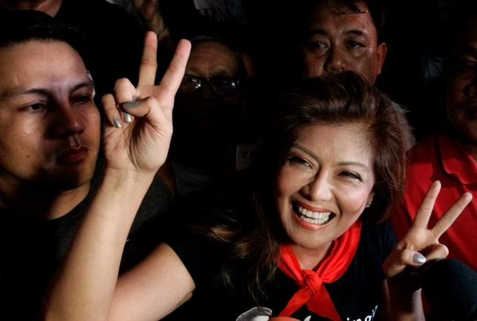 Bà Imee Marcos, con gái ông Ferdinand Marcos vui mừng khi Tòa án Tối cao quyết định chôn ông Marcos theo nghi thức dành cho anh hùng ngày 8-11-2016. 