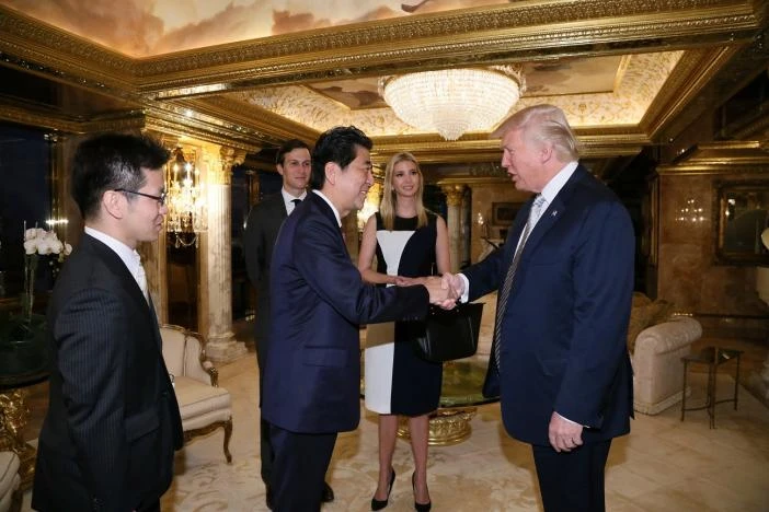 Ông Abe (trái) và ông Trump gặp nhau tại cao ốc Trump Tower ngày 17-11. 