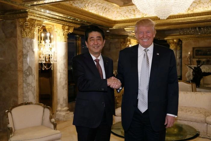 Ông Abe (trái) và ông Trump gặp nhau tại cao ốc Trump Tower ngày 17-11. 