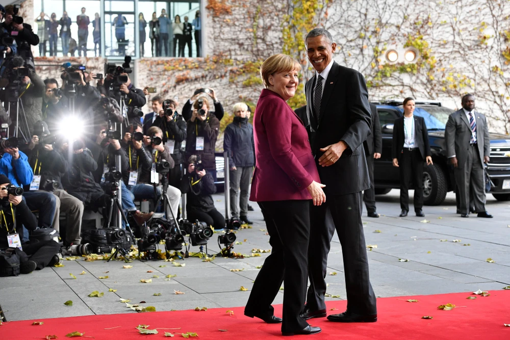 Tổng thống Obama (phải) và Thủ tướng Merkel trước cuộc gặp với các lãnh đạo châu Âu tại Berlin (Đức) ngày 18-11. 