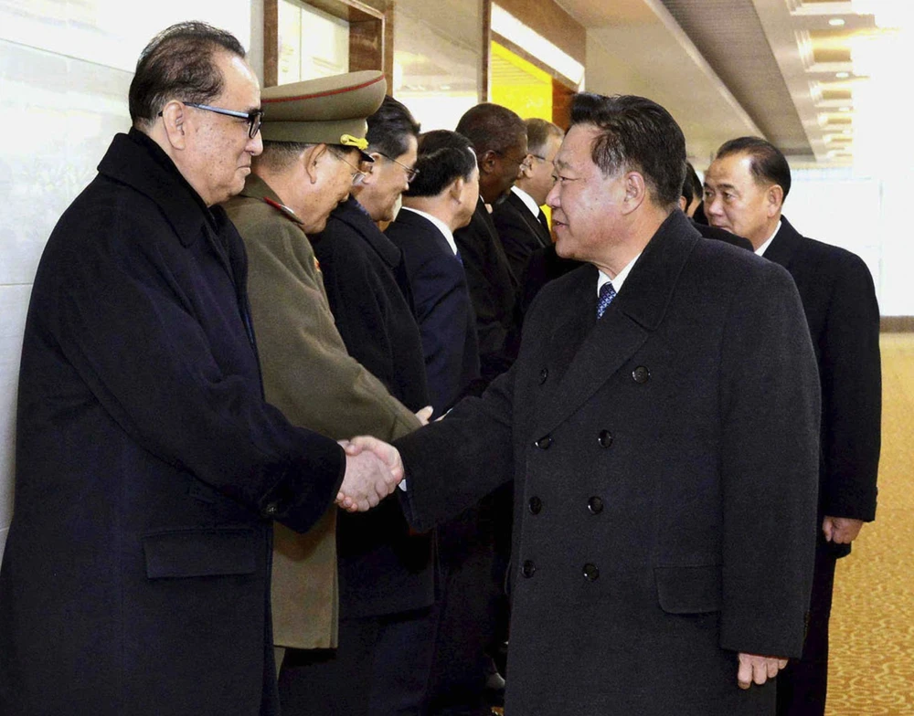 Phó Chủ tịch đảng Lao động Triều Tiên Choe Ryong Hae (phải) dẫn đầu phái đoàn Triều Tiên sang Cuba viếng đám tang Chủ tịch Fidel Castro ngày 28-11. 