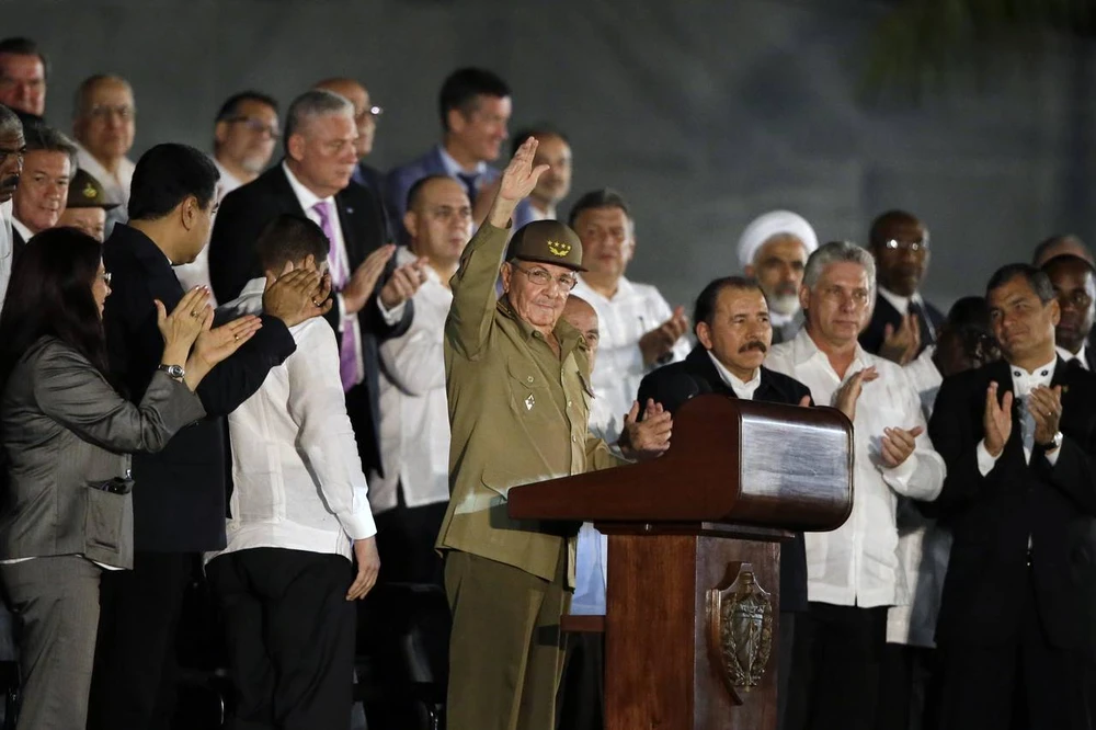 Chủ tịch Cuba Raul Castro phát biểu tại lễ tiễn đưa Chủ tịch Fidel Castro tại Quảng trường Cách mạng ở Havana tối 29-11. 
