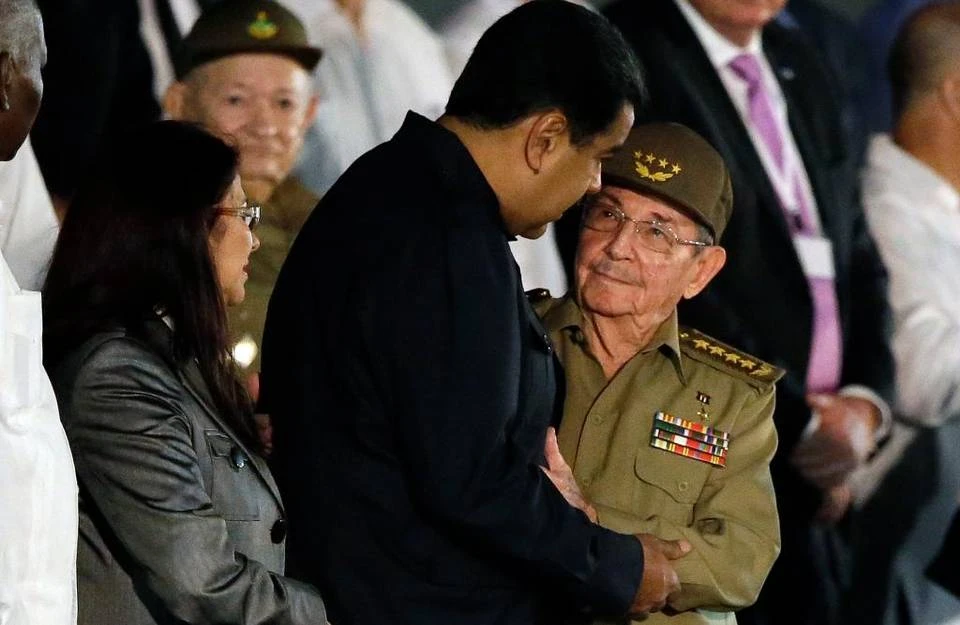 Tổng thống Venezuela Nicolas Maduro (trái) và Chủ tịch Cuba Raul Castro trong lễ tiễn đưa Chủ tịch Fidel Castro tại Quảng trường Cách mạng ở Havana tối 29-11.