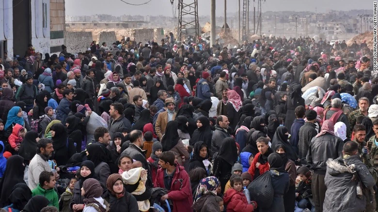 Người dân Syria chờ lên xe buýt sơ tán khỏi đông Aleppo ngày 29-11.