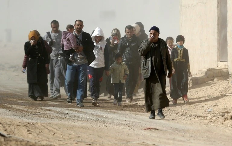 Dân thường sơ tán khỏi Mosul ngày 28-11. 