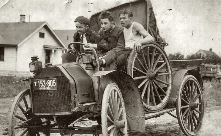 Ba thanh niên bang Ohio (Mỹ) lần đầu tiên trải nghiệm cảm giác lái xe. 