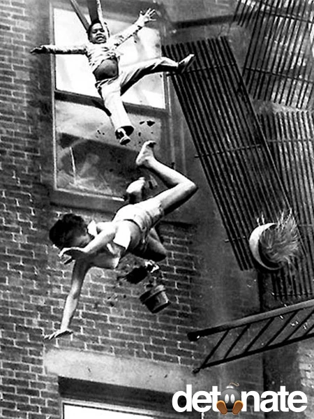 Một cô gái giữ trẻ và một bé gái nhảy khỏi tòa nhà trong một đám cháy năm 1975. Chỉ bé gái sống sót vì rơi trên người của cô gái giữ trẻ. 