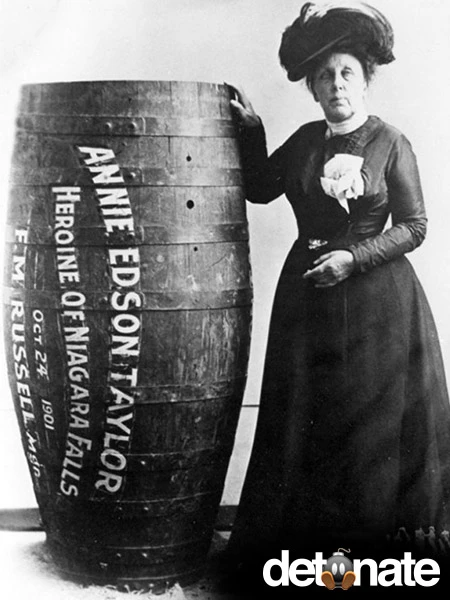 Bà Annie Edison Taylor, người đầu tiên sống sót khi rơi xuống thác Niagara (Bắc Mỹ) trong một cái thùng gỗ, năm 1901. 