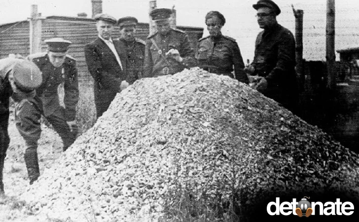 đống tro người trong trại tập trung Majdanek do Đức Quốc xã lập ở Ba Lan 