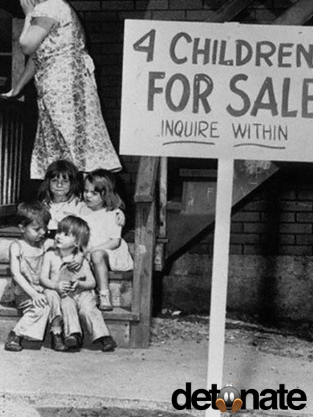 Bốn đứa trẻ trong ảnh được cha mẹ rao bán vì nghèo khổ.