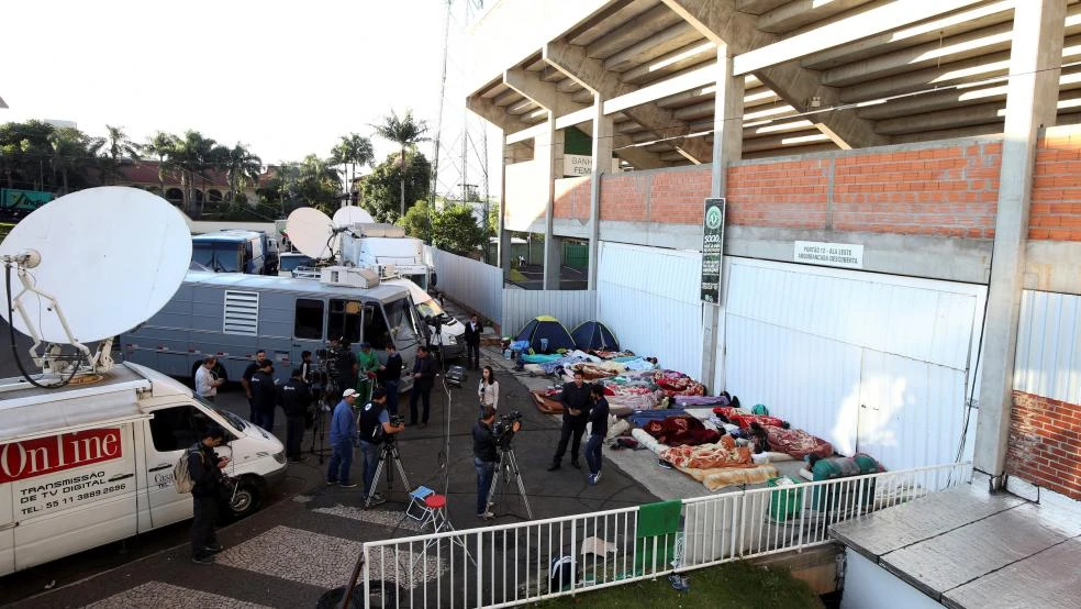 Thi thể nạn nhân được thu thập từ hiện trường tai nạn. 