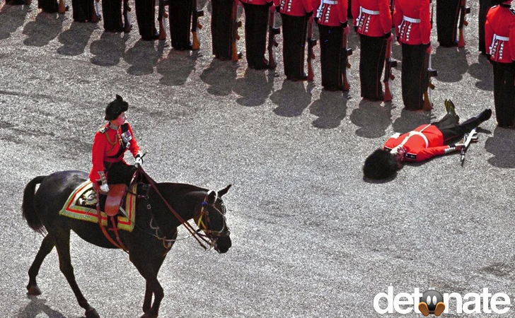 Một vệ binh Anh ngất xỉu vì quá nóng và mệt khi đón chào Nữ hoàng Elizabeth II, tháng 6-1970.