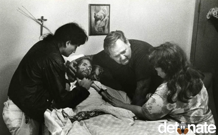 Bố mẹ, người thân quây quần bên con trai đang hấp hối vì căn bệnh AIDS tháng 11-1990. 