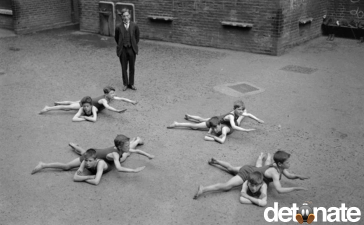  Đây là cách dạy trẻ con học bơi khi không có hồ bơi năm 1922. 